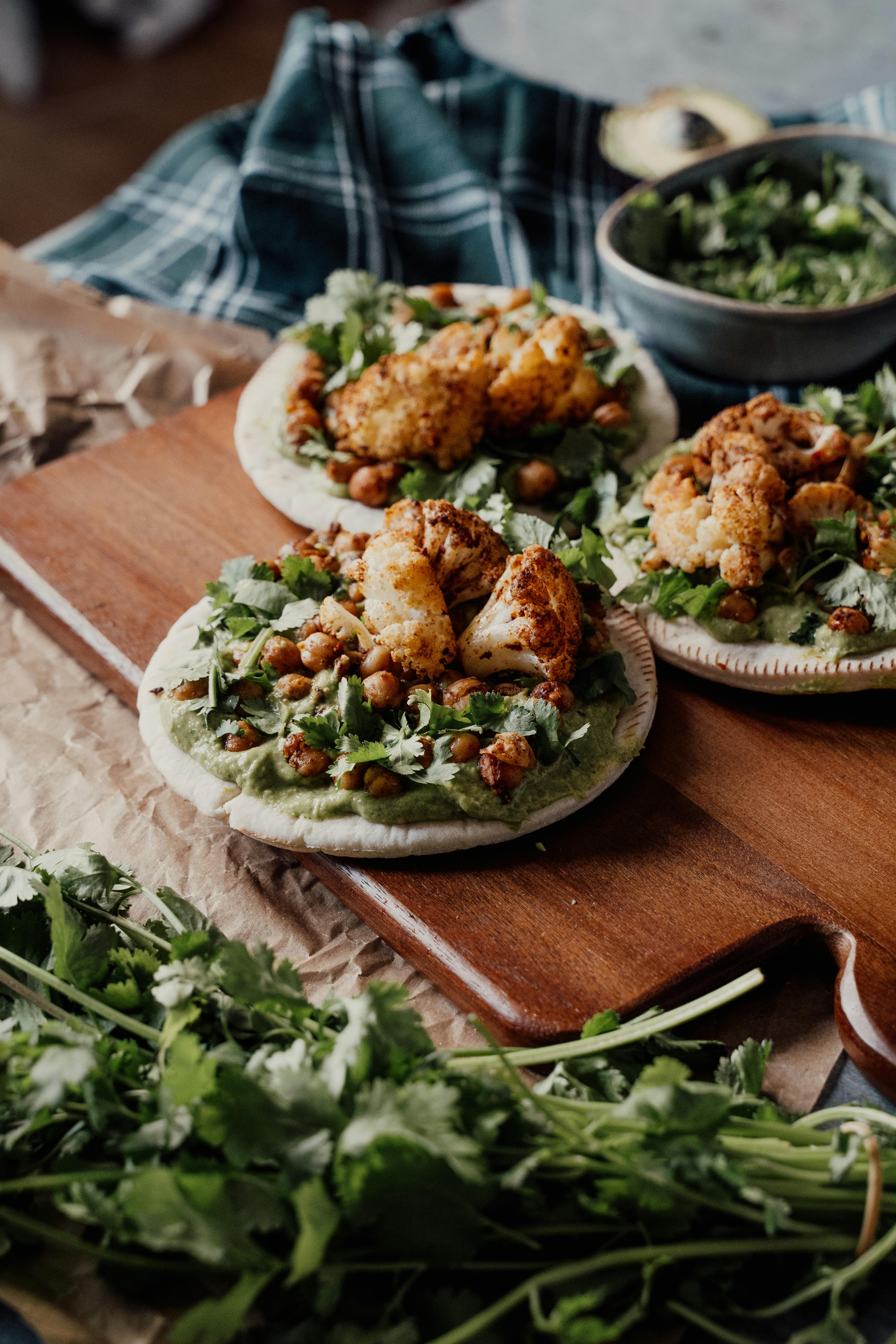 Flatbread met geroosterde bloemkool en kikkererwten