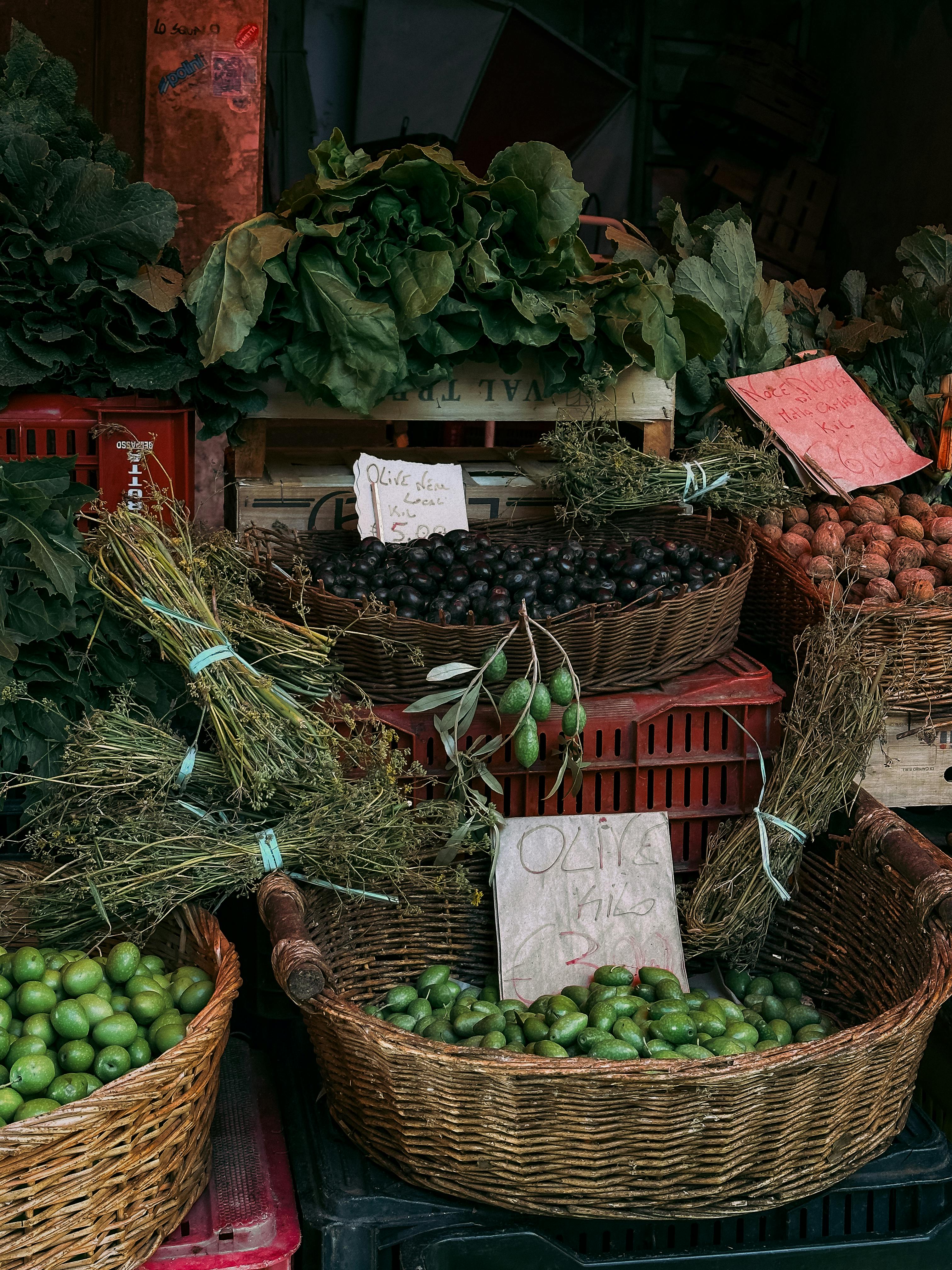 Verse seizoensgroenten op een markt