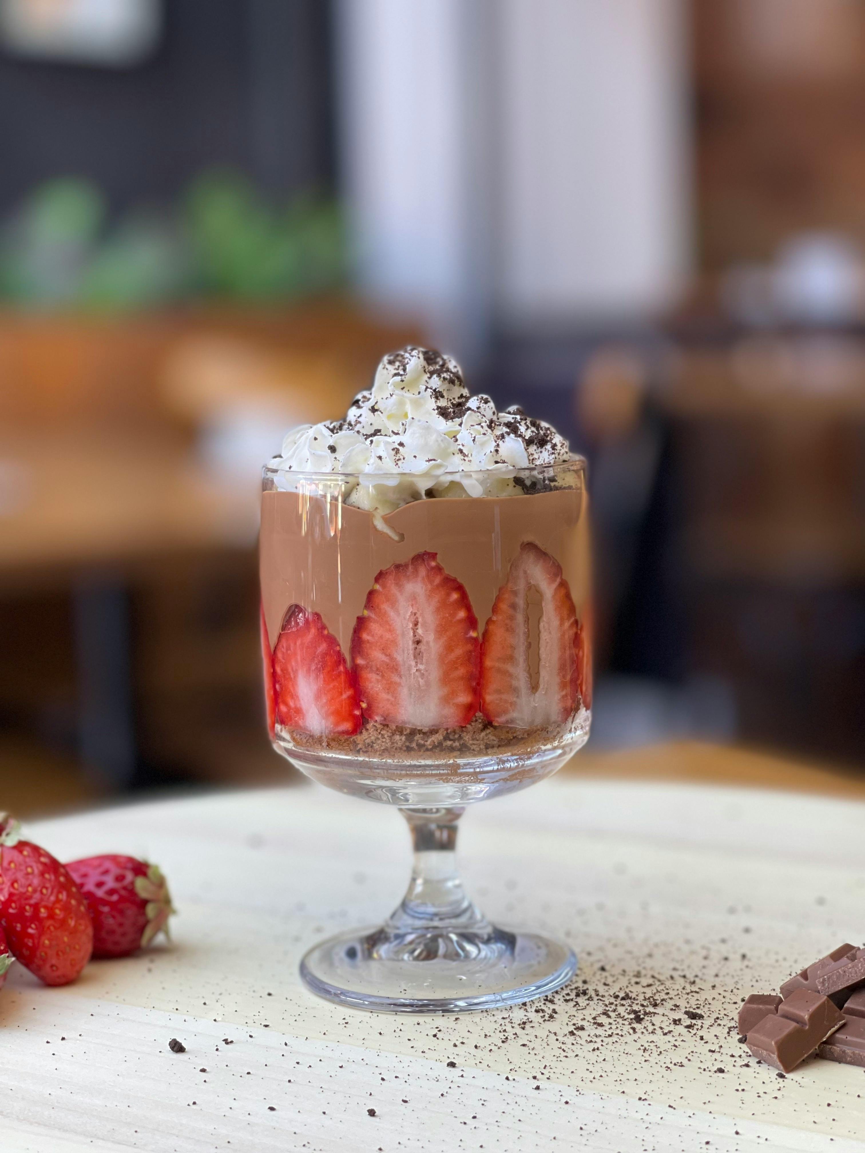 Vegan chocolademousse met aardbeien
